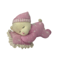 Urso de pelúcia dormindo em almofadas rosa